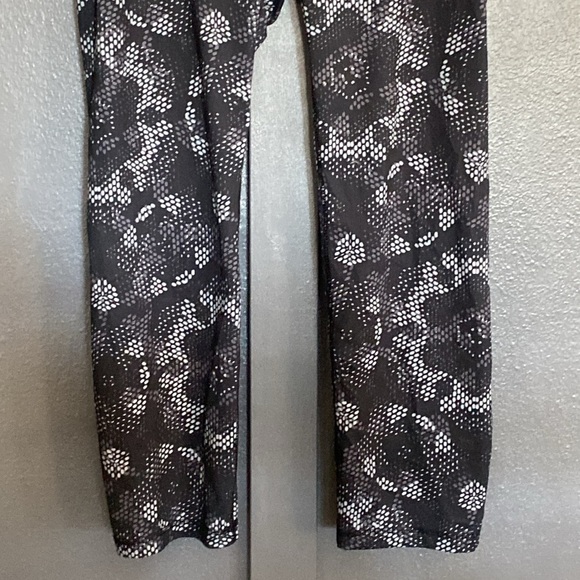 Umbro athletic  medium black with gray design legging - Picture 3 of 7